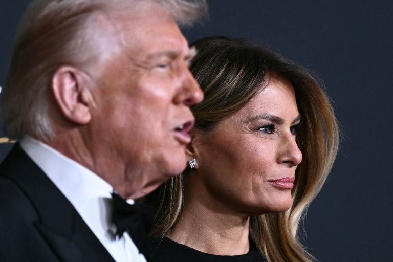 Le président américain Donald Trump et son épouse Melania arrivent au gala des prix du Kennedy Center, à Washington, le 7 décembre 2025