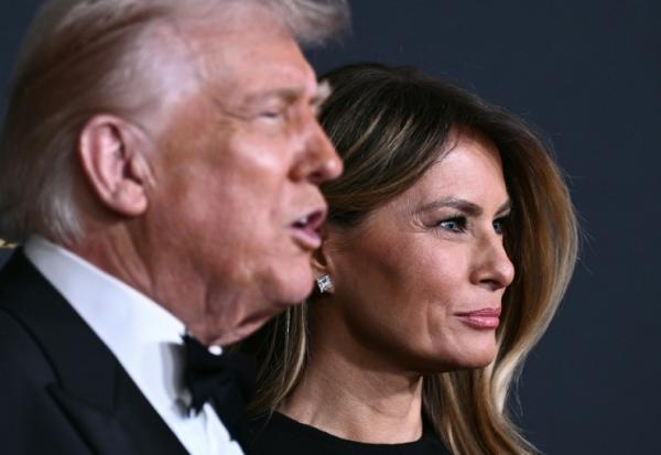 Le président américain Donald Trump et son épouse Melania arrivent au gala des prix du Kennedy Center, à Washington, le 7 décembre 2025