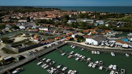 Vue aérienne du port du Château-d'Oléron, sur l'île d'Oléron, le 8 avril 2025