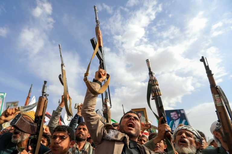 Des partisans des rebelles pro-iraniens Houthis au Yémen manifestent à Sanaa contre les frappes américaines en Iran, le 10 juillet 2026