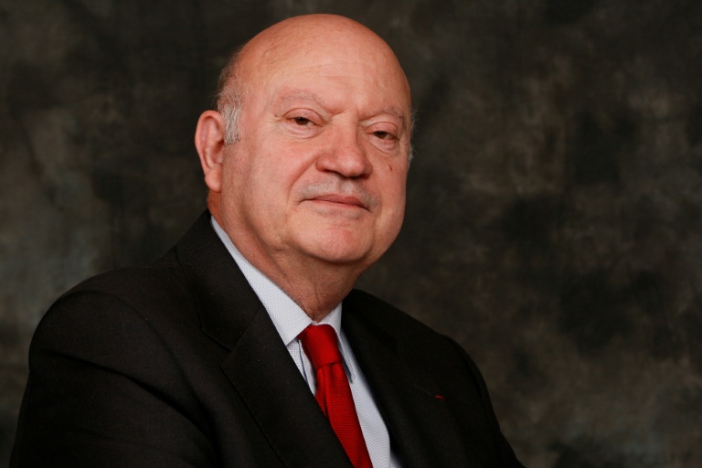 André Santini, alors secrétaire d'Etat à la Fonction publique, pose le 5 avril 2008 à Paris