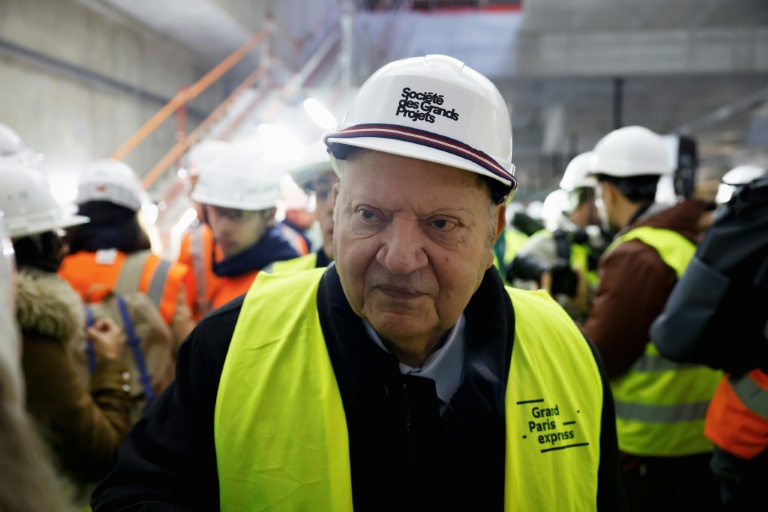 André Santini dans la station de métro de Clamart lors d'une visite du chantier du Grand Paris Express, le 3 avril 2024, dans les Hauts-de-Seine