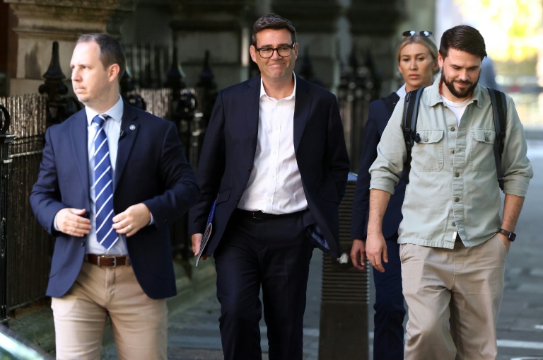 Andy Burnham (c), candidat à la direction du Parti travailliste, arrive aux studios de Millbank avant une interview, le 2 juillet 2026 à Londres