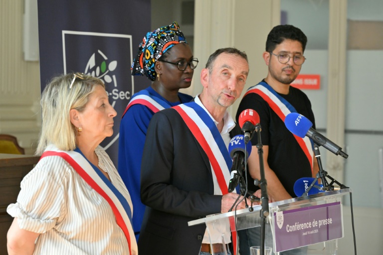 Le maire PCF de Noisy-le-Sec, Olivier Sarrabeyrouse, s'exprime lors d'une conférence de presse, à Noisy-le-Sec, en Seine-Saint-Denis, le 14 août 2025