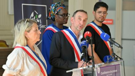 Le maire PCF de Noisy-le-Sec, Olivier Sarrabeyrouse, s'exprime lors d'une conférence de presse, à Noisy-le-Sec, en Seine-Saint-Denis, le 14 août 2025