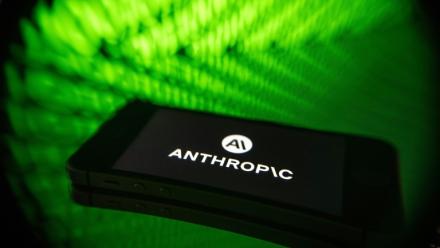 Faute de loi fédérale, Anthropic, le créateur de l’assistant d’IA Claude, propose à des élus américains son propre texte pour encadrer l’IA