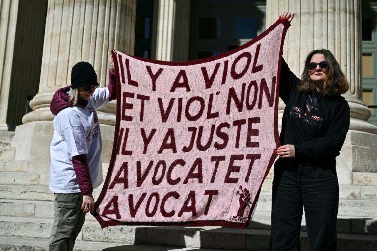 Des manistantes en marge du procès en appel des viols de Mazan, à Nîmes, le 6 octobre 2025
