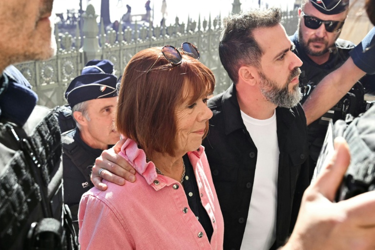 Gisèle Pelicot arrive au palais de justice de Nîmes, avec son fils Florian, le 6 octobre 2025