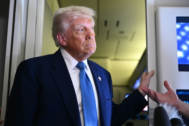 Le président américain Donald Trump s'adresse à la presse à bord d'Air Force One, le 16 mai 2025