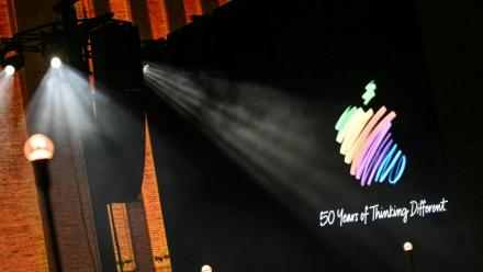 Le logo d'Apple projeté sur un écran lors des célébrations du 50e anniversaire du géant technologique américain Apple à Londres, le 25 mars 2026