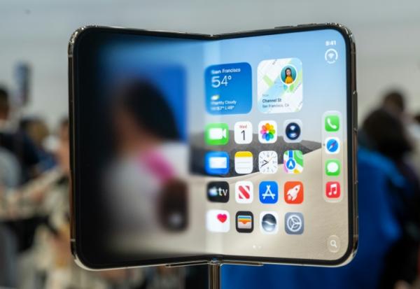 Le premier iPhone pliable d'Apple, l'iPhone Duo, à Cupertino en Californie le 9 septembre 2026, aux Etats-Unis