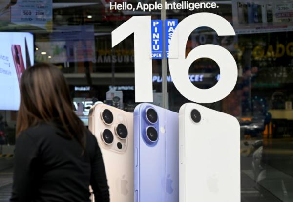 Une affiche pour l'iPhone 16 d'Apple dans un magasin de Denpasar, sur l'île de Bali, en Indonésie, le 12 avril 2025