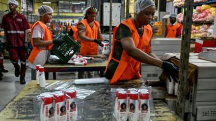 Des employées emballent des produits cosmétiques dans l'usine Kaera, située dans la zone industrielle de Yopougon, en périphérie d'Abidjan, le 7 juillet 2026 en Côte d'Ivoire