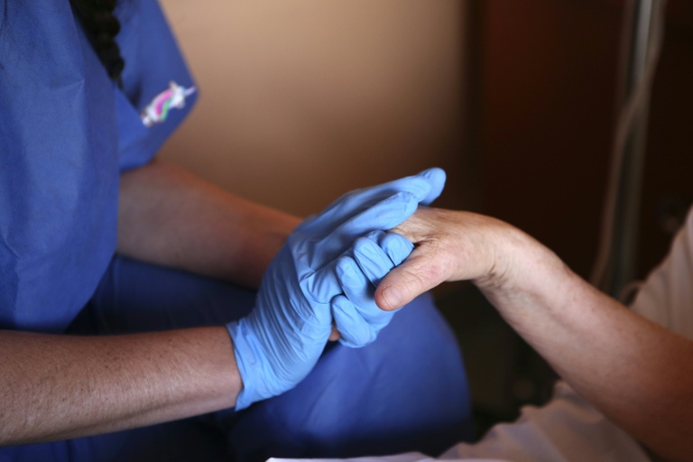 Le malade pourrait renoncer à tout moment, et s'administrerait lui-même le produit létal, sauf lorsqu'il 