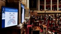 Un écran affiche le résultat du vote sur la loi relative à l'aide active à mourir, à l'Assemblée nationale, le 15 juillet 2026 à Paris