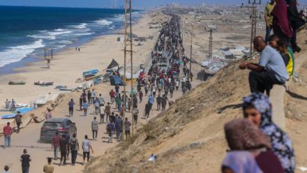 Des Palestiniens en marche sur la route al-Rachid en direction de la ville Gaza, après l'annonce du cessez-le-feu dans la bande de Gaza,  le 10 octobre 2025.

