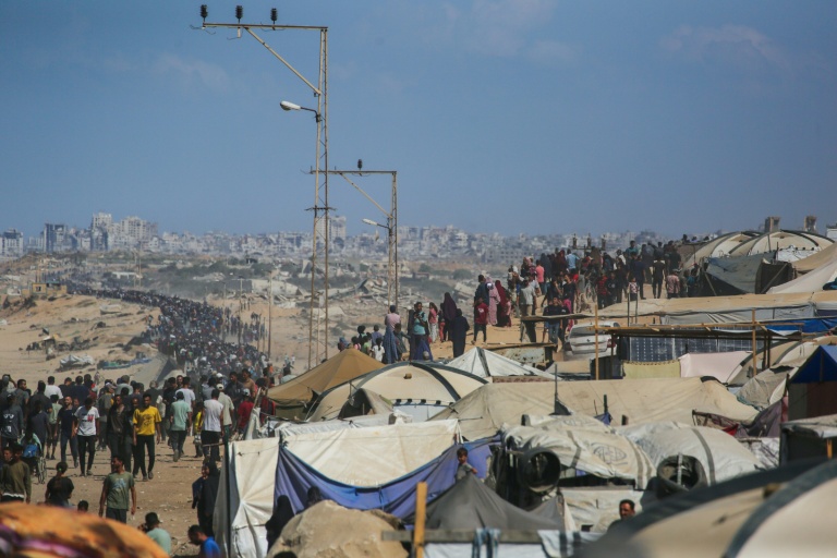 Des Palestiniens marchent sur la route al-Rachid en direction de la ville de Gza, depuis Nousseirat dans le centre de la bande de Gaza, le 10 octobre  2025.

