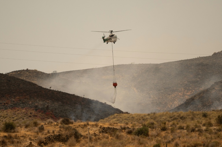 Un hélicoptère d'Infoca (le service andalou de lutte contre les incendies de forêt) largue de l'eau, près de Los Gallardos, dans le sud de l'Espagne, le 11 juillet 2026