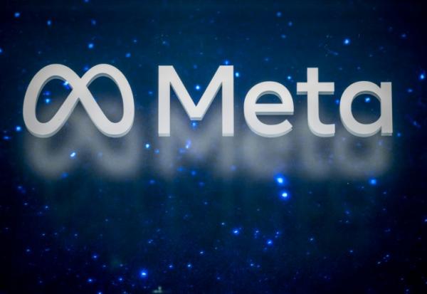 Le logo de Meta, société américaine qui détient et exploite Facebook, Instagram, Threads et WhatsApp, au Forum économique mondial (FEM) à Davos, le 19 janvier 2025