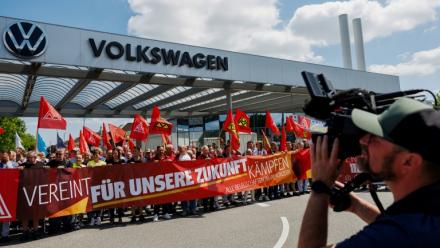 Des salariés de Volkswagen manifestent devant l'usine  de Zwickau le 9 juillet 2026