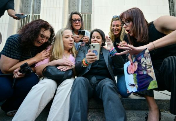 Réactions de proches et soutien de la victime devant le tribunal après le verdict à Los Angeles, le 25 mars 2026