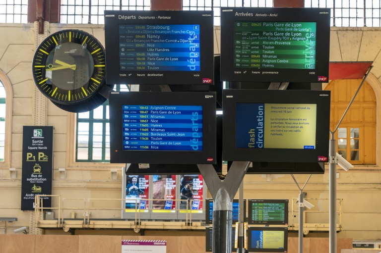 Des écrans indiquent les horaires de départ et d'arrivée ainsi que les perturbations dues à un mouvement de grève nationale de la SNCF à la gare Saint-Charles de Marseille, le 10 juin 2026