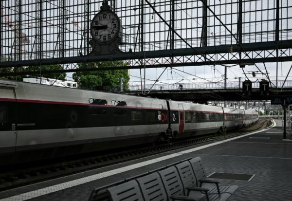 Un TGV à quai à la gare Saint-Jean déserte, lors d'une grève nationale à la SNCF, le 10 juin 2026 à Bordeaux