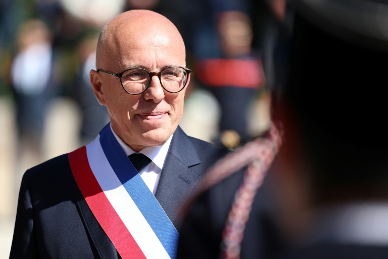 Le nouveau maire de Nice, Eric Ciotti (UDR), participe à une cérémonie à l'issue de la première séance du conseil municipal à Nice, le 27 mars 2026