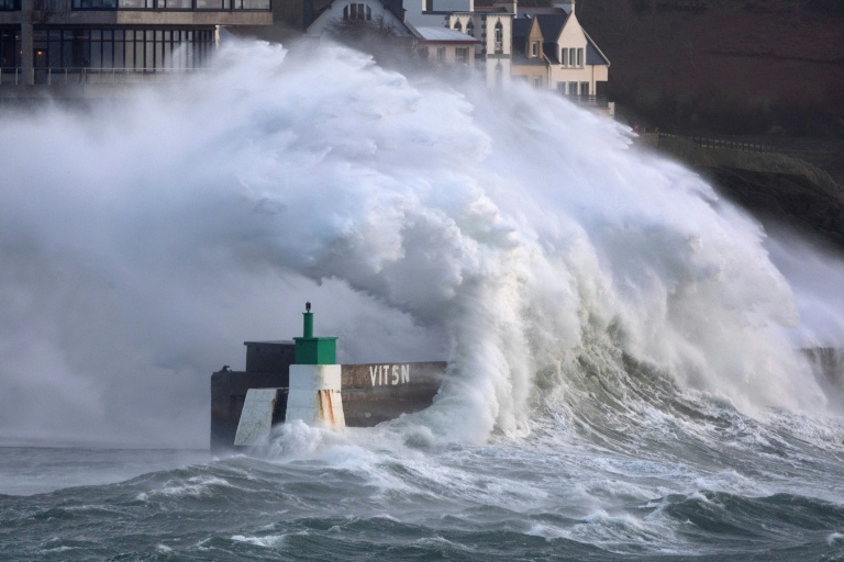 Un vague géante frappe la jetée du port du Conquet, dans le Finistère, le 8 janvier 2026