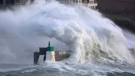 Un vague géante frappe la jetée du port du Conquet, dans le Finistère, le 8 janvier 2026