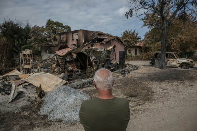 Un habitant devant sa maison détruite par un feu de forêt au Porge, le 31 juillet 2026 en Gironde