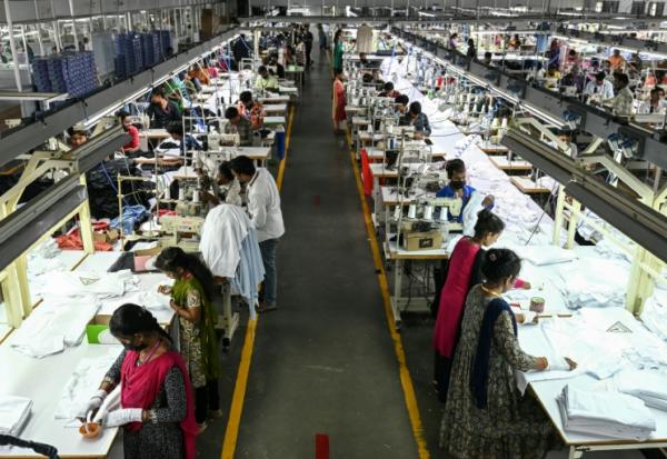 Des employés travaillent dans une usine de vêtements à Tiruppur, dans l'État du Tamil Nadu, dans le sud de l'Inde, le 23 septembre 2025