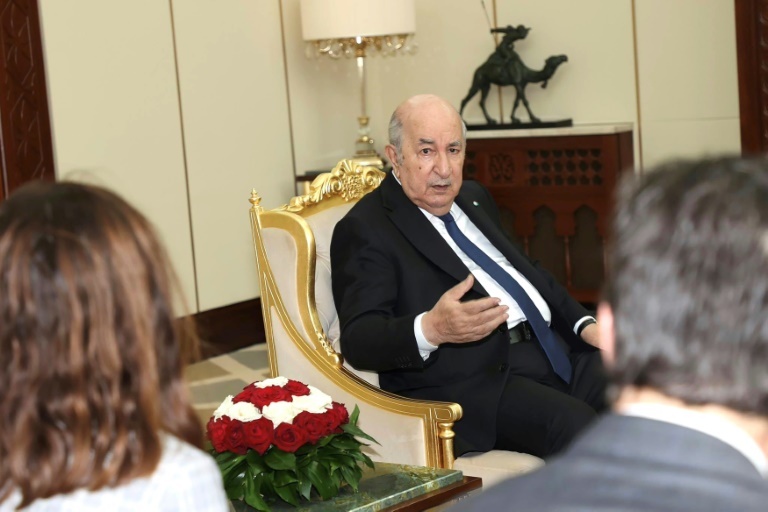 Photo prise sur la page Facebook de la présidence algérienne montrant le président algérien, Abdelmadjid Tebboune (D), serrer la main à la ministre française déléguée aux Armées, Alice Rufo, à Alger, le 9 mai 2026