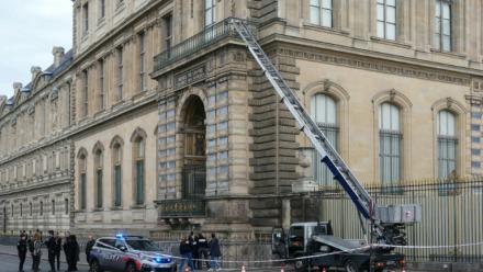 Des policiers à côté du monte-charge utilisé par des voleurs pour entrer dans le musée du Louvre, le 19 octobre 2025