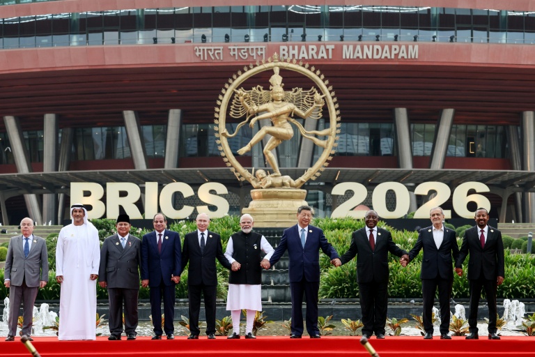 Photographie distribuée par l'agence d'Etat russe Sputnik montrant les dirigeants des pays membres des Brics posant pour la traditionelle photo de famille lors du 18e sommet des BRICS à New Delhi