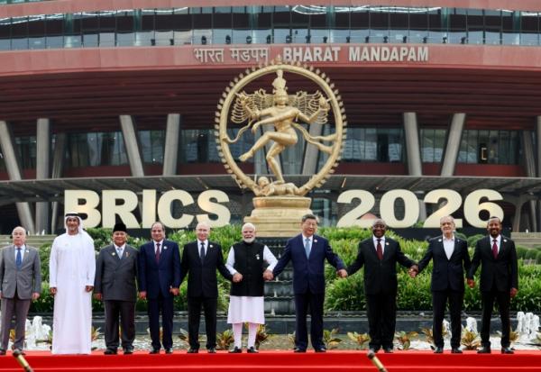 Photographie distribuée par l'agence d'Etat russe Sputnik montrant les dirigeants des pays membres des Brics posant pour la traditionelle photo de famille lors du 18e sommet des BRICS à New Delhi