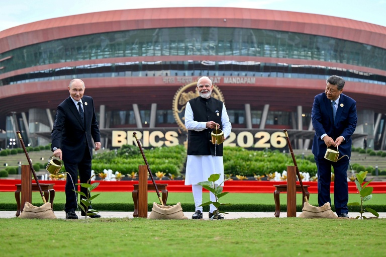 Photographie prise et diffusée le 12 septembre 2026 par le Bureau d'information de presse indien (PIB) montrant le président russe Vladimir Poutine (G), le Premier ministre indien Narendra Modi (C) et le président chinois Xi Jinping en train de planter symboliquement des arbres lors du sommet des Brics à New Delhi 