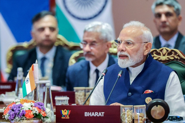 Photographie prise et diffusée le 13 septembre 2026 par le Bureau d'information de presse indien (PIB) montrant le Premier ministre indien Narendra Modi (C) en train de s'exprimer lors du sommet des Brics à New Delhi 
