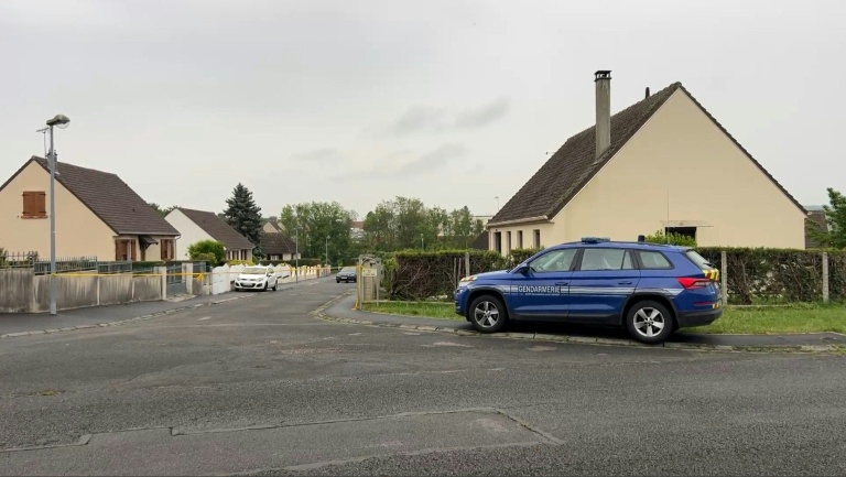 Image tirée d'une vidéo de l'AFP montrant une voiture de gendarmerie garée dans une rue de Fère-en-Tardenois où une collégienne de 14 ans a été tuée à l'arme blanche, le 6 mai 2026 dans l'Aisne