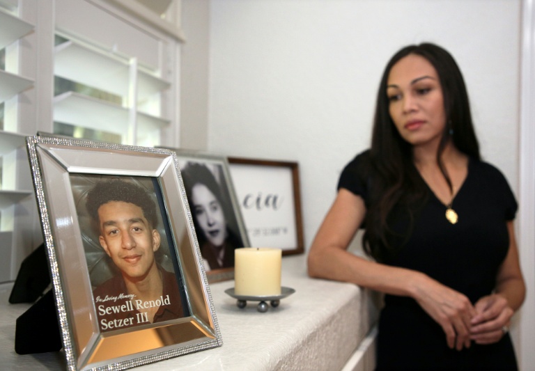 Megan Garcia près d'un portrait de son fils Sewell, le 9 octobre 2025 à Orlando, dans l'Etat américain de Floride