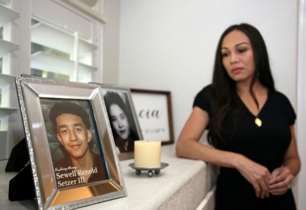 Megan Garcia près d'un portrait de son fils Sewell, le 9 octobre 2025 à Orlando, dans l'Etat américain de Floride