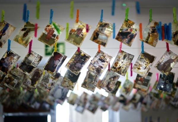 Des photos de famille, endommagées par la boue pendant les inondations, séchent sur des cordes à linge après leur nettoyage et restauration par des étudiants de l'Université des Beaux-Arts, le 2 octobre 2025 à Valence, en Espagne