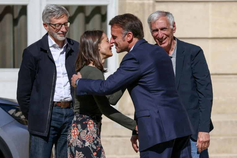 Le président Emmanuel Macron ((c,d), accompagné de l'ambassadeur de France en Iran Pierre Cochard (g), accueille à l'Elysée Cécile Kohler et Jacques Paris (s), libérés par l'Iran après trois ans et demi de détention, le 8 avril 2026 à Paris