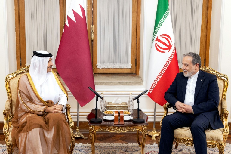 Photo diffusée par le ministère qatari des Affaires étrangères montrant le Premier ministre et ministre des Affaires étrangères du Qatar, le cheikh Mohammed ben Abdelrahman Al-Thani, à gauche, rencontrant le ministre iranien des Affaires étrangères Abbas Araghchi à Téhéran, le 27 août 2026