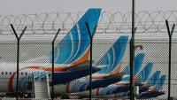 Des avions FlyDubai parqués sur le tarmac à l'aéroport de Dubaï, le 2 mars 2026