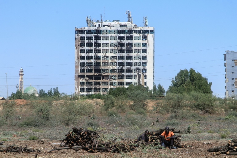 Un Soudanais assis près de bûches de bois à Khartoum, le 7 février 2026