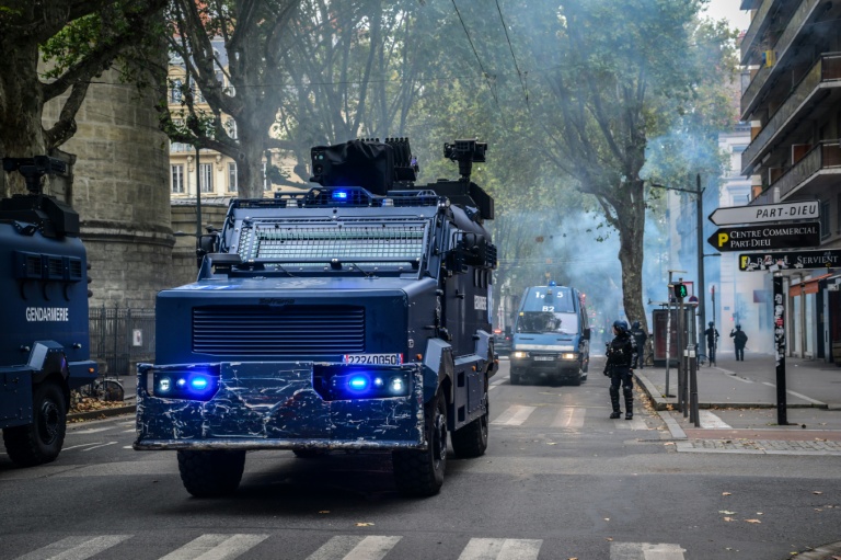 Un véhicule blindé de la gendarmerie, un Centaure, à Lyon, mobilisé dans le cadre des manifestations pour le pouvoir d'achat et les services publics, le 24 octobre 2026