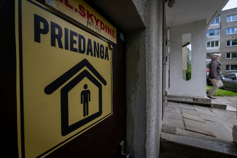 Les autocollants jaunes caractéristiques signalant un abri parsèment désormais Vilnius: on les voit à l'entrée de parkings, d'écoles, de ministères et de caves situées sous les blocs d'immeubles de l'époque soviétique