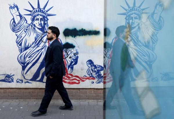 Fresque anti-américaine sur les murs de l'ex-ambassade américaine à Téhéran, le 1er février 2026 en Iran