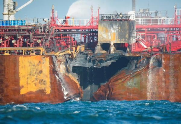 Photo prise le 12 mars 2025 de la coque endommagée du pétrolier MV Stena Immaculate à l'ancre en mer du Nord, après avoir été heurté la veille par le porte-conteneurs MV Solong au large de Withernsea, à l'est de l'Angleterre